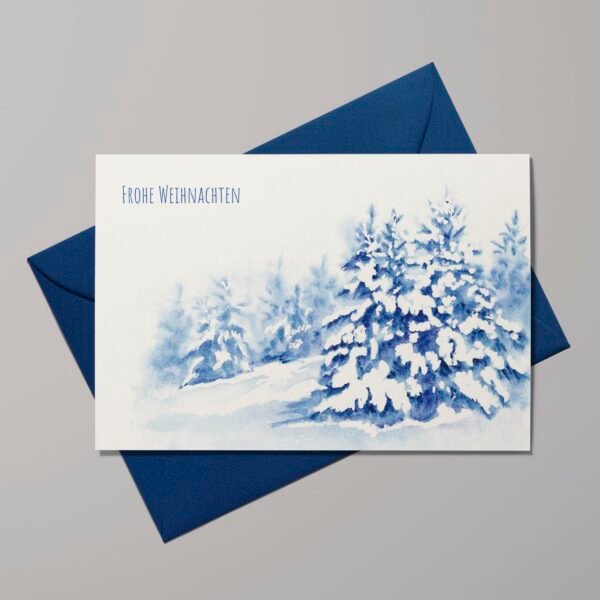 Weihnachtskarte Verschneiter Winterwald in Blau, Aquarell